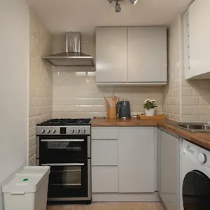 https://lovely-2br-ap-just-moments-away-from-brighton-beach.brighton-hotels-england.com